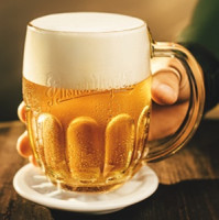 Pilsner Urquell slaví 184 let. Do hospod se vrací jeho limitovaný nefiltrovaný ležák